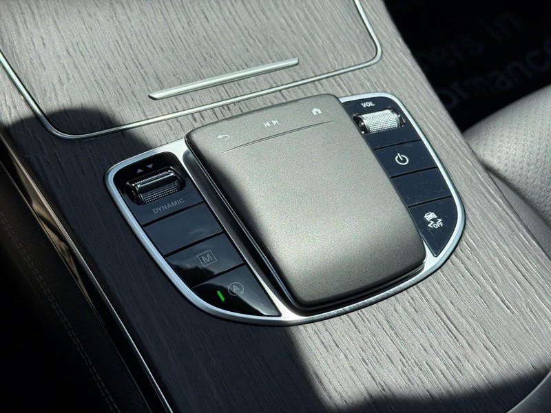 Mercedes-Benz GLC Vehicle Full-screen Gallery Image 24