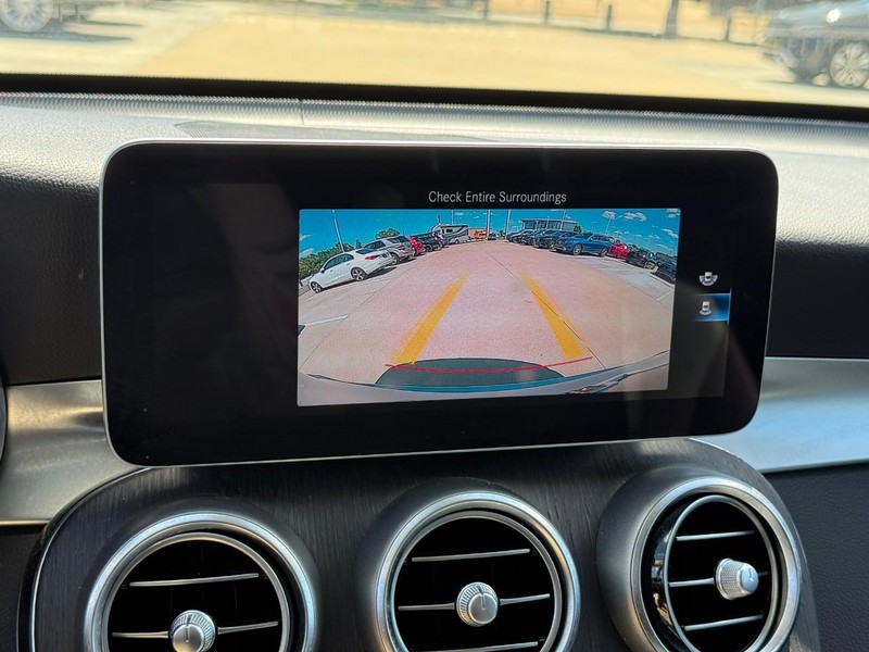 Mercedes-Benz GLC Vehicle Full-screen Gallery Image 25