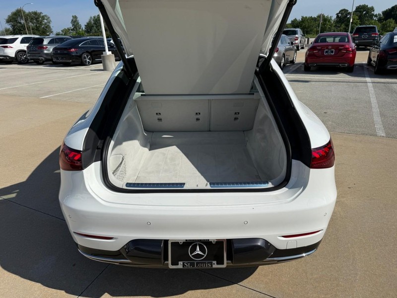 Mercedes-Benz EQS Vehicle Full-screen Gallery Image 08