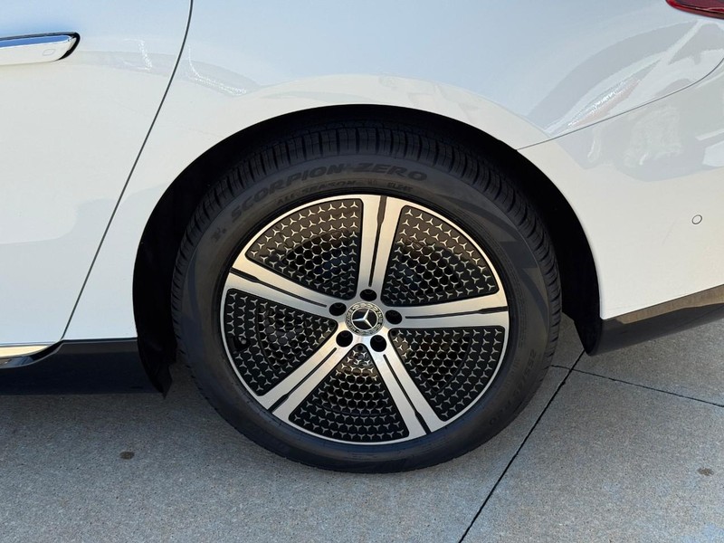 Mercedes-Benz EQS Vehicle Full-screen Gallery Image 09