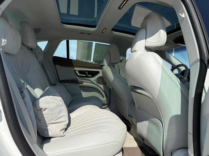 Mercedes-Benz EQS Vehicle Full-screen Gallery Image 12