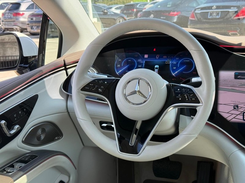 Mercedes-Benz EQS Vehicle Full-screen Gallery Image 14