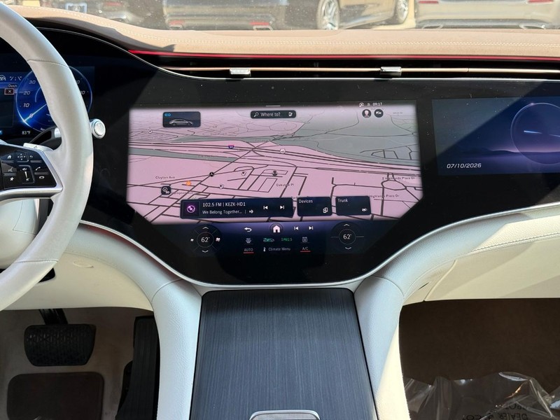 Mercedes-Benz EQS Vehicle Full-screen Gallery Image 15