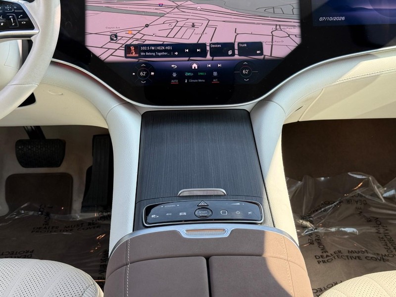 Mercedes-Benz EQS Vehicle Full-screen Gallery Image 16