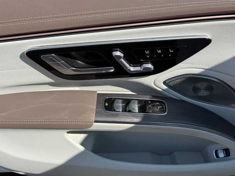 Mercedes-Benz EQS Vehicle Full-screen Gallery Image 17