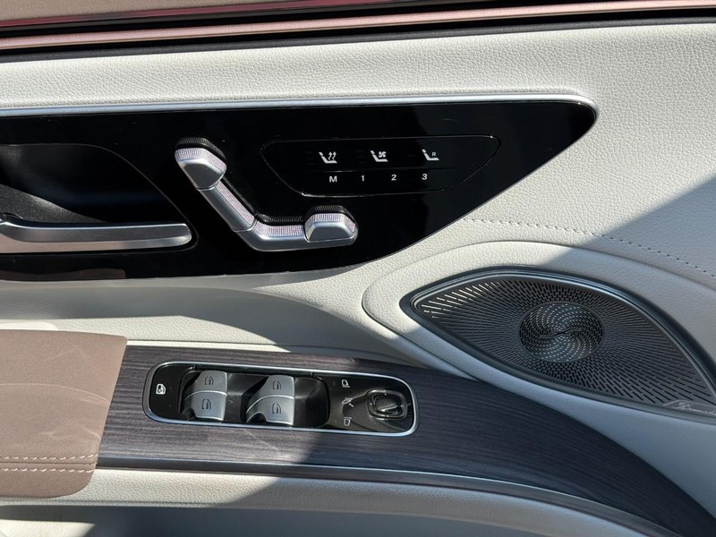 Mercedes-Benz EQS Vehicle Full-screen Gallery Image 18