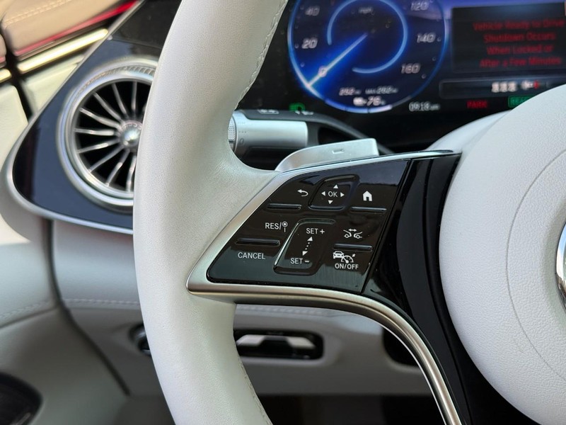 Mercedes-Benz EQS Vehicle Full-screen Gallery Image 20