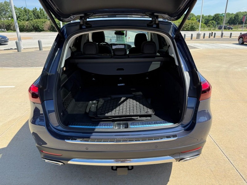 Mercedes-Benz GLE Vehicle Full-screen Gallery Image 8