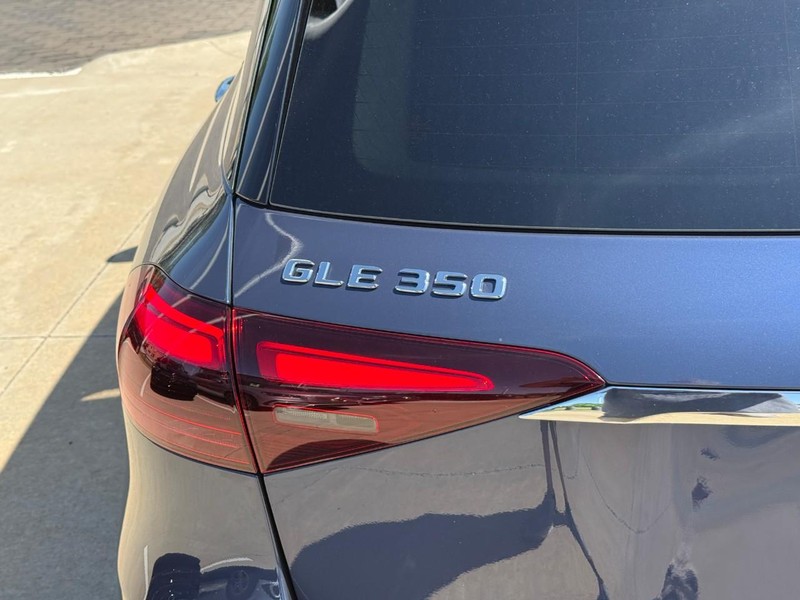 Mercedes-Benz GLE Vehicle Full-screen Gallery Image 10