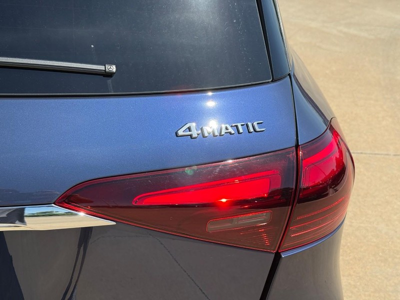 Mercedes-Benz GLE Vehicle Full-screen Gallery Image 11
