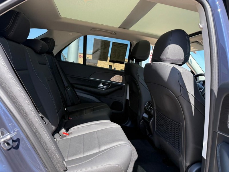 Mercedes-Benz GLE Vehicle Full-screen Gallery Image 12