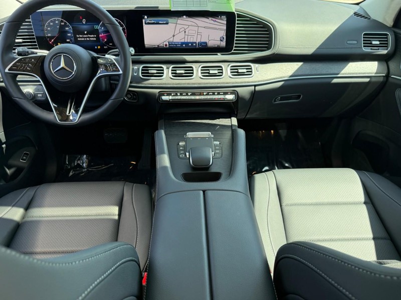 Mercedes-Benz GLE Vehicle Full-screen Gallery Image 13