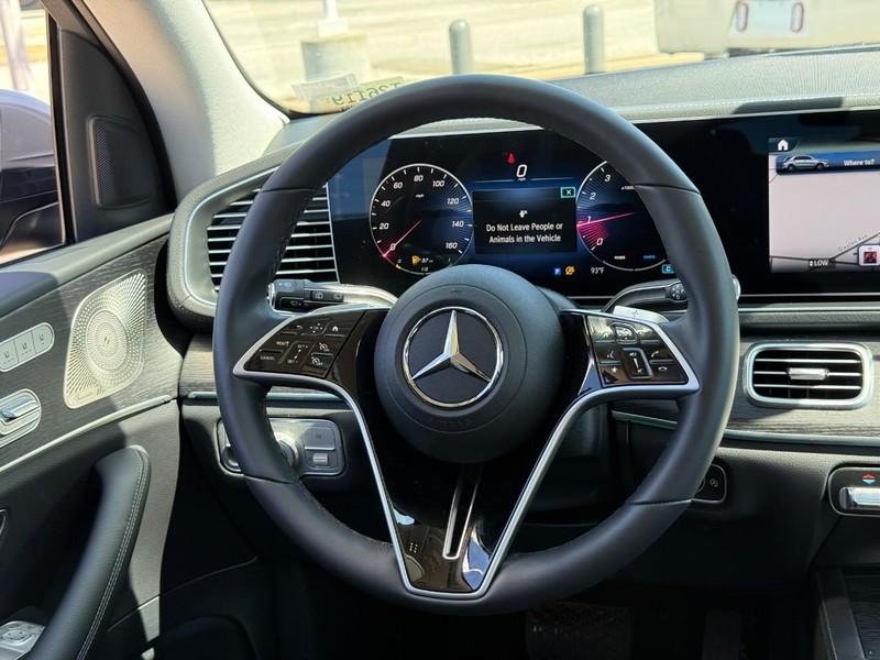 Mercedes-Benz GLE Vehicle Full-screen Gallery Image 14