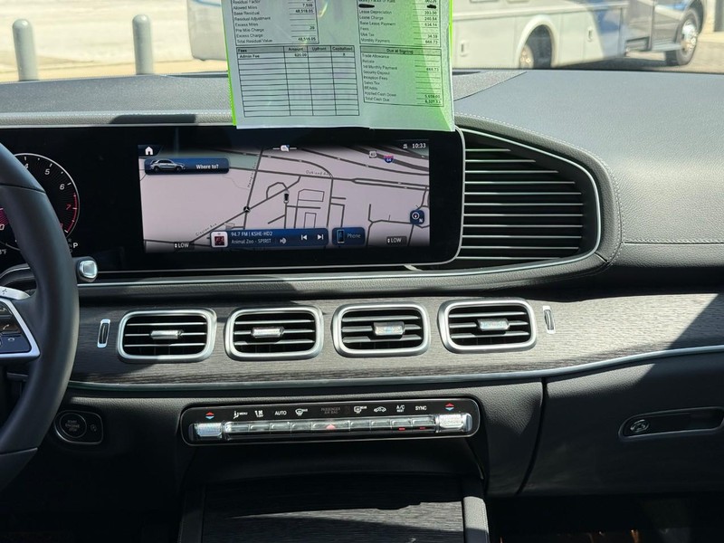 Mercedes-Benz GLE Vehicle Full-screen Gallery Image 15