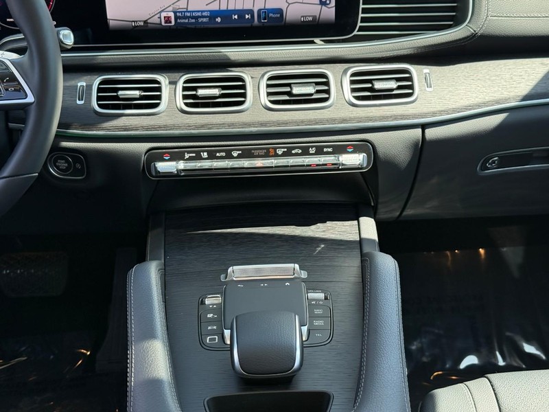 Mercedes-Benz GLE Vehicle Full-screen Gallery Image 16