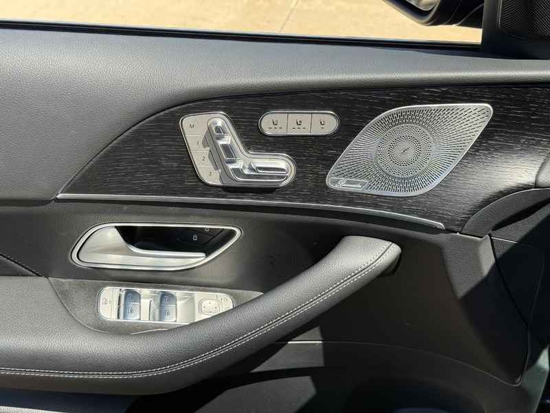 Mercedes-Benz GLE Vehicle Full-screen Gallery Image 17