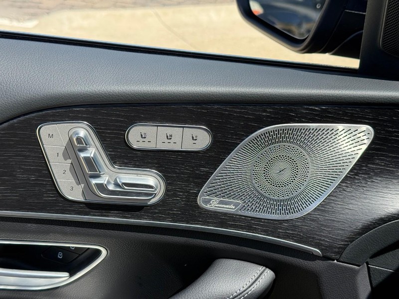 Mercedes-Benz GLE Vehicle Full-screen Gallery Image 18