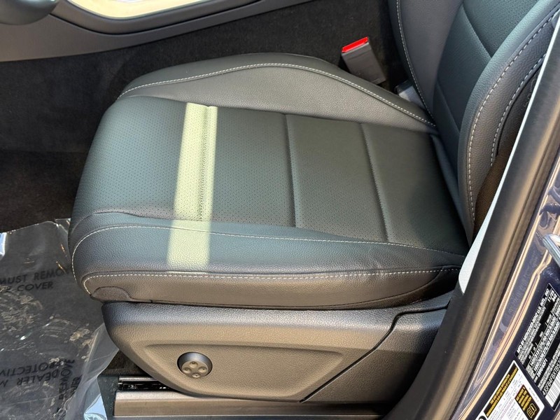 Mercedes-Benz GLE Vehicle Full-screen Gallery Image 19