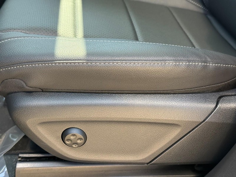 Mercedes-Benz GLE Vehicle Full-screen Gallery Image 20