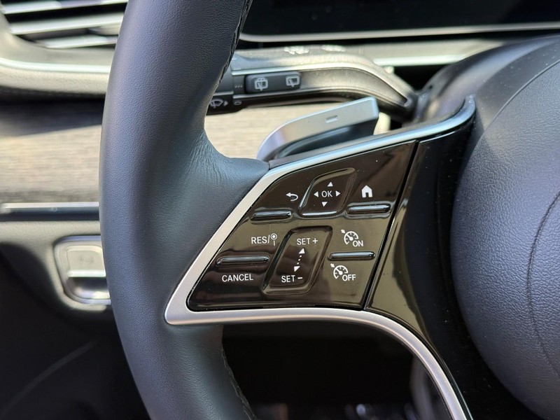 Mercedes-Benz GLE Vehicle Full-screen Gallery Image 21