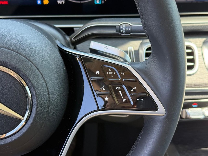 Mercedes-Benz GLE Vehicle Full-screen Gallery Image 22