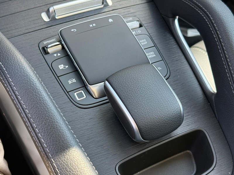 Mercedes-Benz GLE Vehicle Full-screen Gallery Image 23