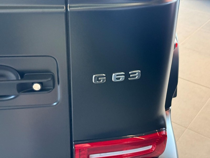 Mercedes-Benz G-Class Vehicle Full-screen Gallery Image 6