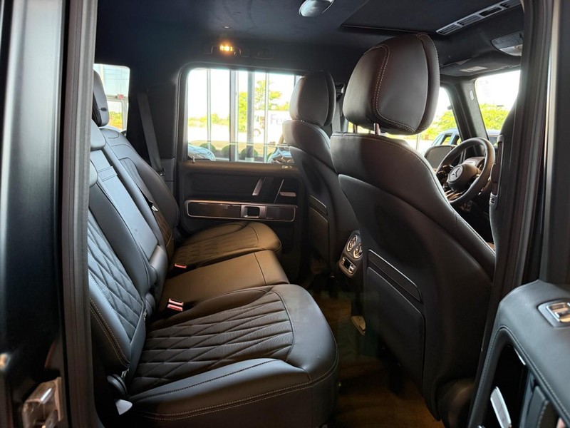 Mercedes-Benz G-Class Vehicle Full-screen Gallery Image 7