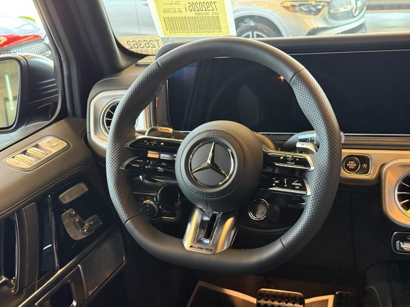 Mercedes-Benz G-Class Vehicle Full-screen Gallery Image 9