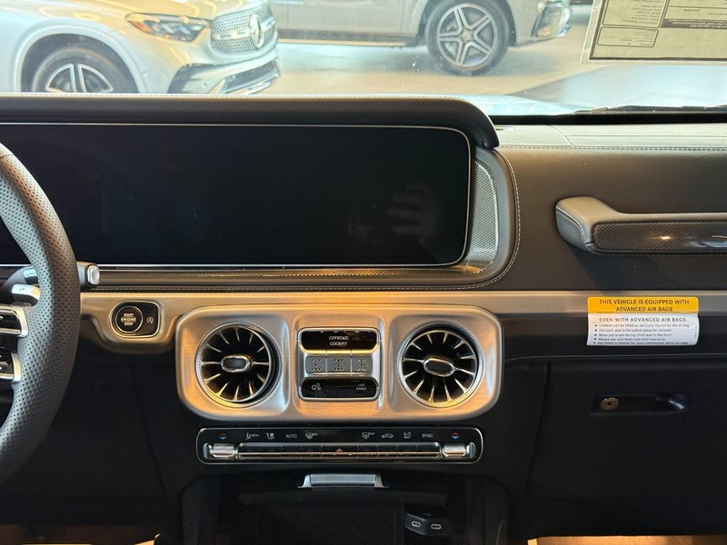 Mercedes-Benz G-Class Vehicle Full-screen Gallery Image 10