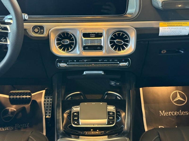 Mercedes-Benz G-Class Vehicle Full-screen Gallery Image 11