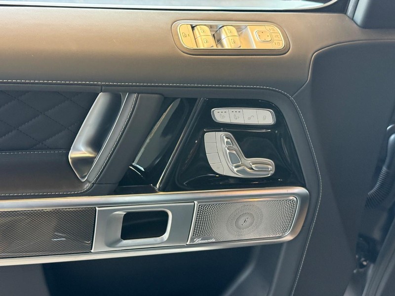 Mercedes-Benz G-Class Vehicle Full-screen Gallery Image 12