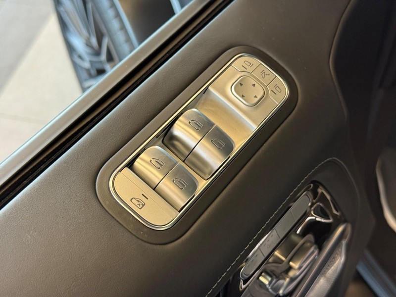 Mercedes-Benz G-Class Vehicle Full-screen Gallery Image 13