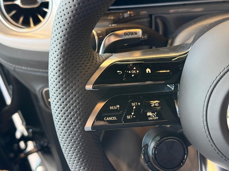 Mercedes-Benz G-Class Vehicle Full-screen Gallery Image 15
