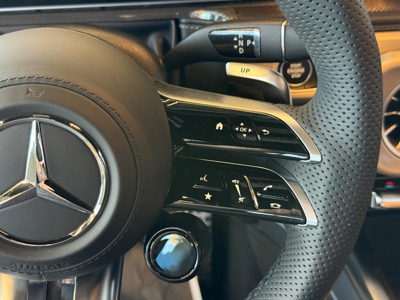 Mercedes-Benz G-Class Vehicle Full-screen Gallery Image 16