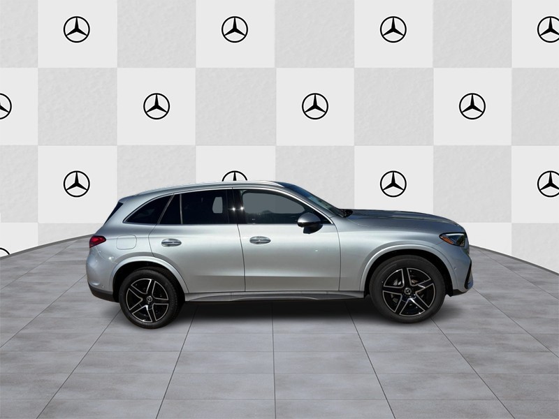 Mercedes-Benz GLC Vehicle Full-screen Gallery Image 2