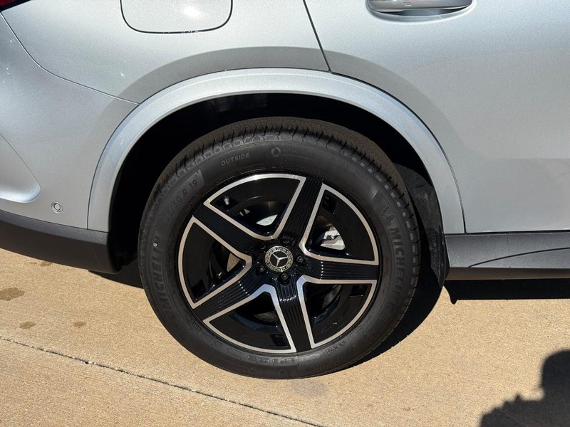 Mercedes-Benz GLC Vehicle Full-screen Gallery Image 4