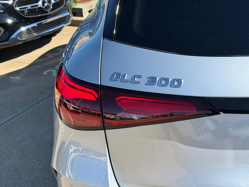 Mercedes-Benz GLC Vehicle Full-screen Gallery Image 5