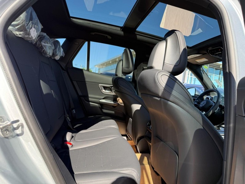 Mercedes-Benz GLC Vehicle Full-screen Gallery Image 7