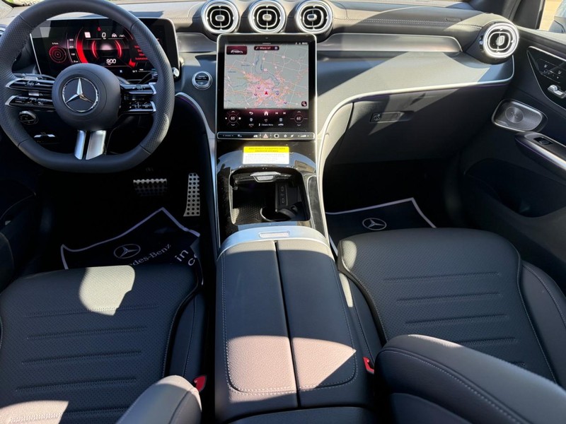 Mercedes-Benz GLC Vehicle Full-screen Gallery Image 8