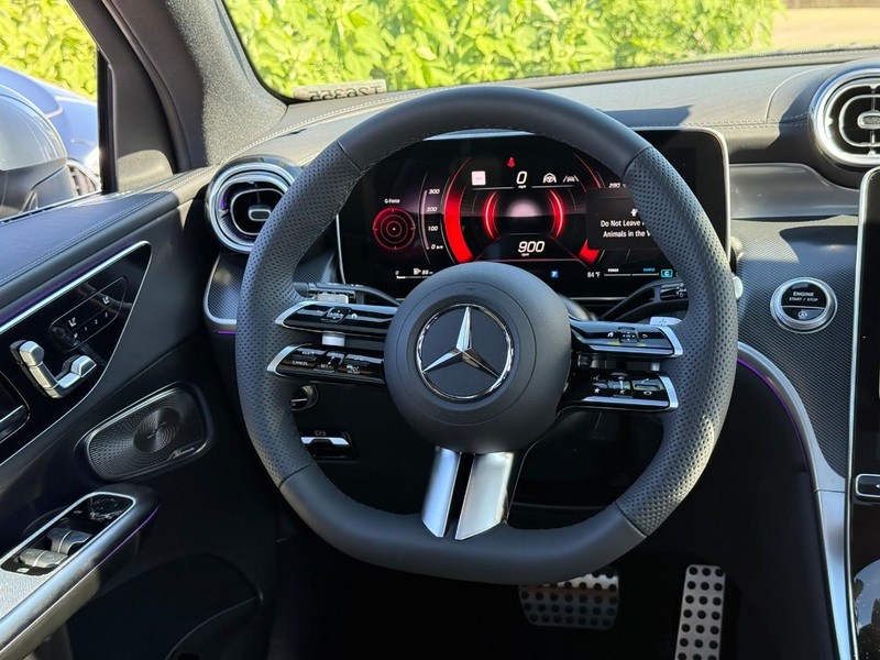 Mercedes-Benz GLC Vehicle Full-screen Gallery Image 9