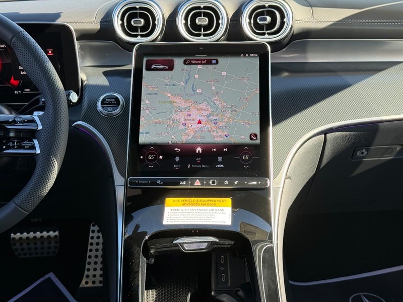 Mercedes-Benz GLC Vehicle Full-screen Gallery Image 11