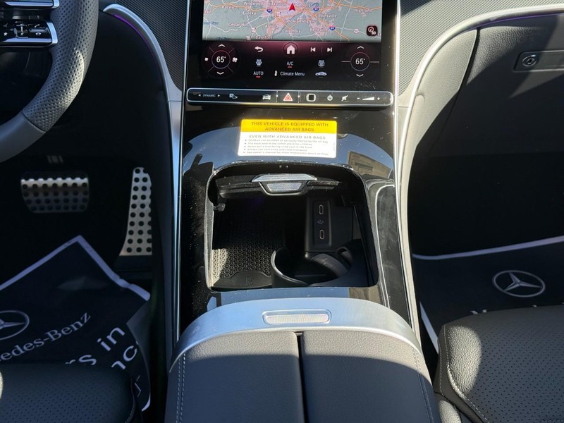 Mercedes-Benz GLC Vehicle Full-screen Gallery Image 12