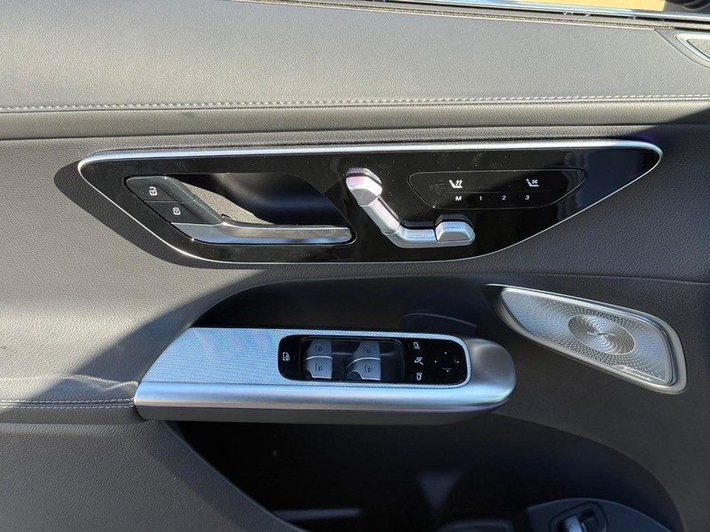 Mercedes-Benz GLC Vehicle Full-screen Gallery Image 13