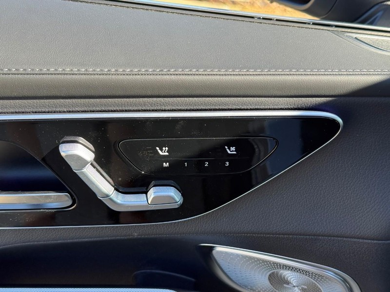 Mercedes-Benz GLC Vehicle Full-screen Gallery Image 14