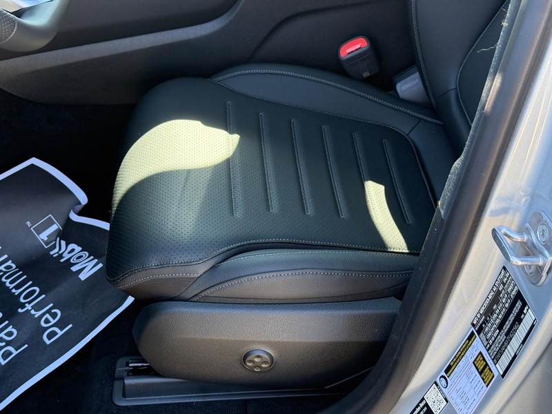 Mercedes-Benz GLC Vehicle Full-screen Gallery Image 15