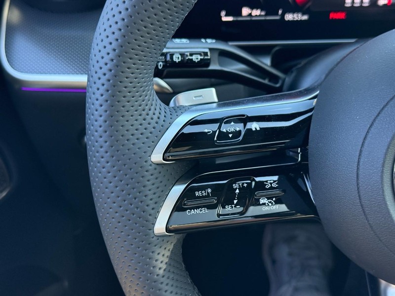 Mercedes-Benz GLC Vehicle Full-screen Gallery Image 16