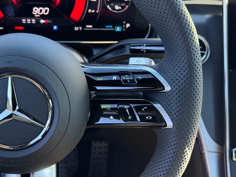 Mercedes-Benz GLC Vehicle Full-screen Gallery Image 17
