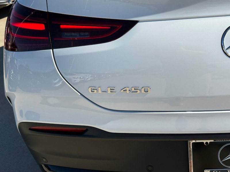Mercedes-Benz GLE Vehicle Full-screen Gallery Image 4