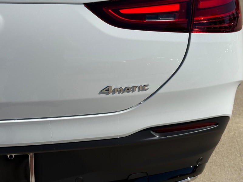Mercedes-Benz GLE Vehicle Full-screen Gallery Image 5